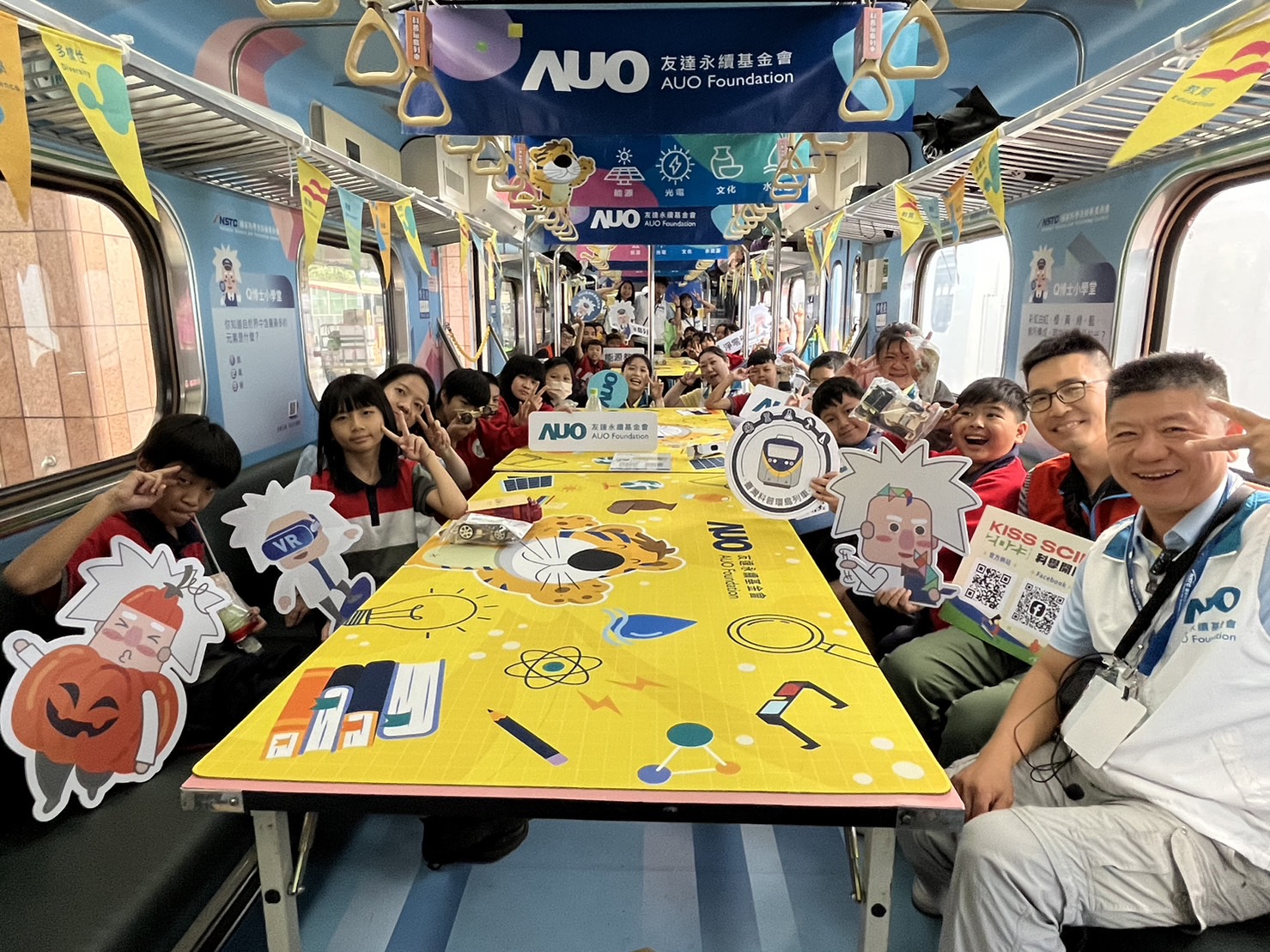 永續基金會參與「臺灣科普環島列車」，設計基礎科學車廂課程，以「淨零碳排和永續能源」為主題，讓學生透過創意實驗認識淨零知識，以及思考生活中的減碳行為