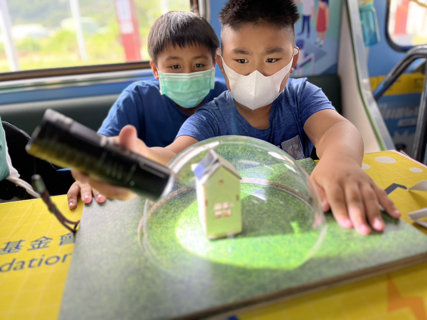 參與基礎科學主題車廂，以STEAM教學精神，設計「逐日科學家」、「太陽能工程師」以及「淨零建築師」三大能源科普課程和實驗