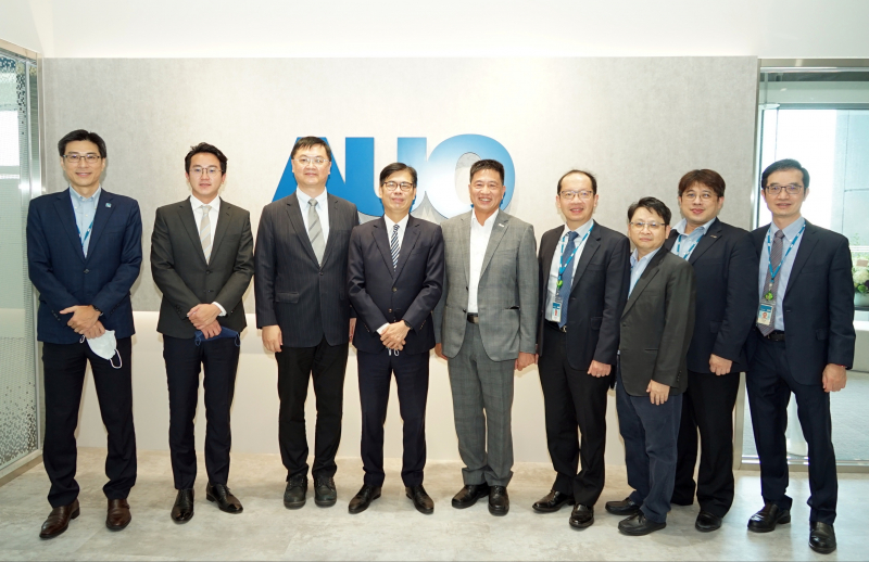 光電前進亞灣成立「AUO解決方案研發中心」，作為多元場域解決方案研發及試驗場域（圖中左為高雄市長陳其邁、圖中右為光電董事長彭双浪）